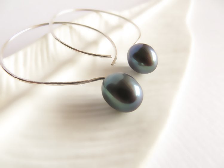 Image of Black cultured freshwater pearl hoop earrings - Momi Darkness Hoops