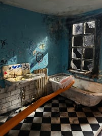 Image 3 of 1:12 abandoned toilet bathroom diorama Roombox 