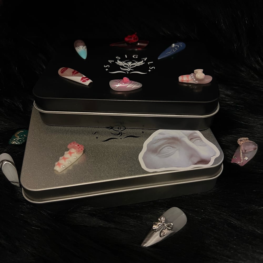 Image of JUDGE MINE COVER 4-in-1 Blind Nails Box