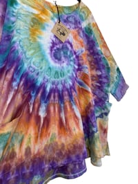 Image 5 of M Cotton Woven Forager Top in Tropical Spiral Ice Dye