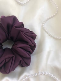 Image 15 of SCRUNCHIE OVERSIZED + STANDARD PLUM/ŚLIWKA
