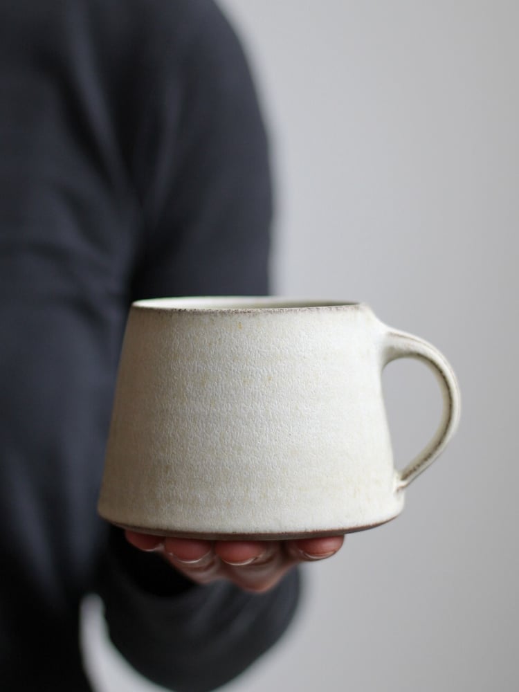 Image of short mug in ivory (grey clay)