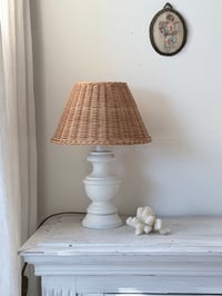 Image 1 of Lampe d’appoint en bois blanc et abat-jour rotin