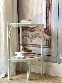 Image 1 of Meuble d’angle en rotin et cannage - blanc