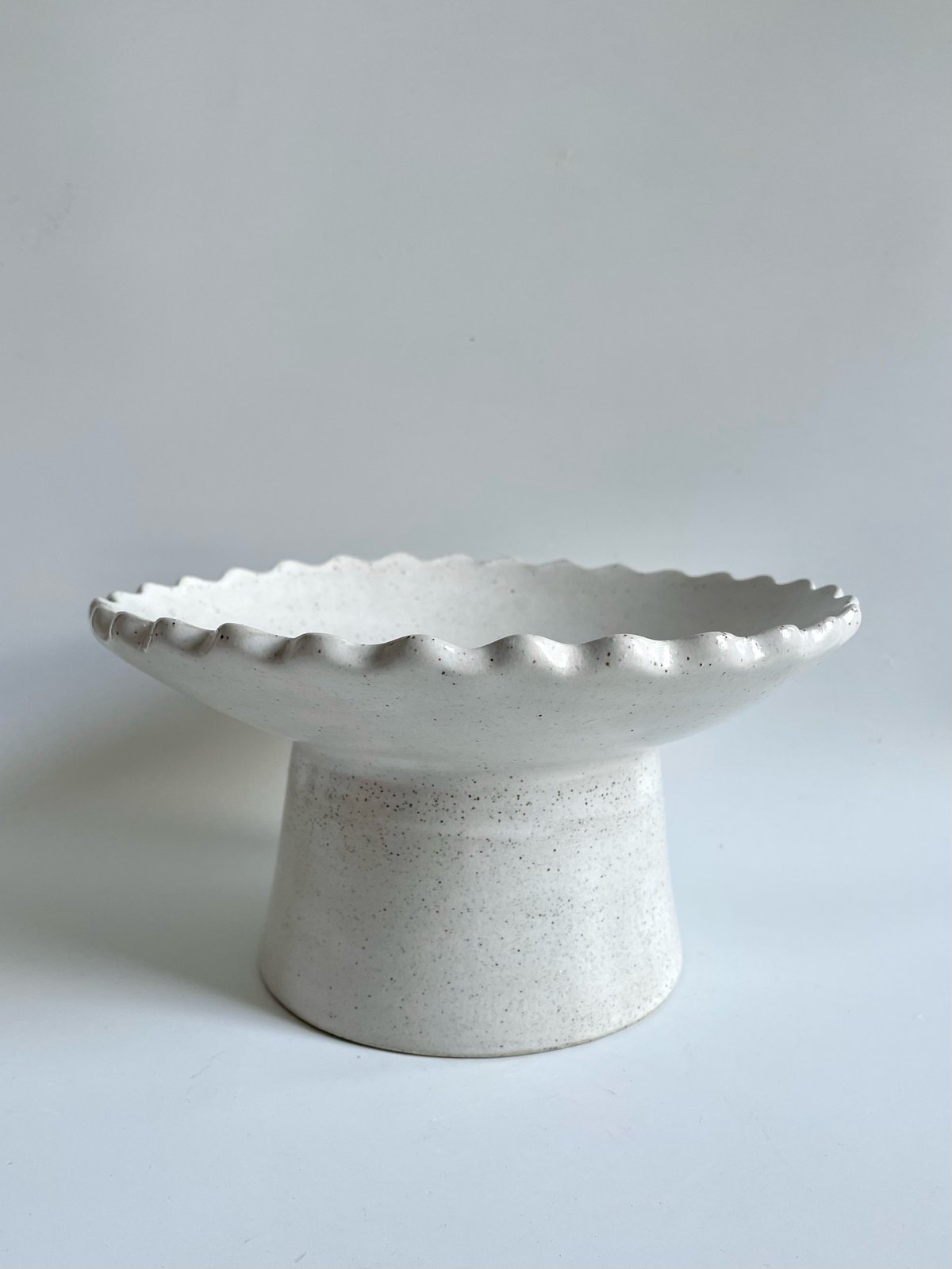 Image of Pedestal bowl in white 