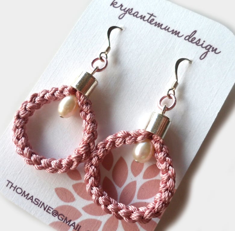 Image of Grå eller rosa øreringer i 100% silke med perler - grey braided earrings