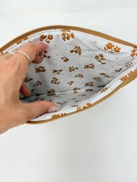 Image 2 of Pochette grand format LA SPACIEUSE Velours moutarde