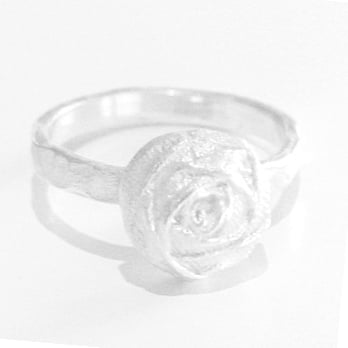 Image of Handgemaakte zilveren ring met roosje, juwelen Antwerpen, Wijngaardstraat