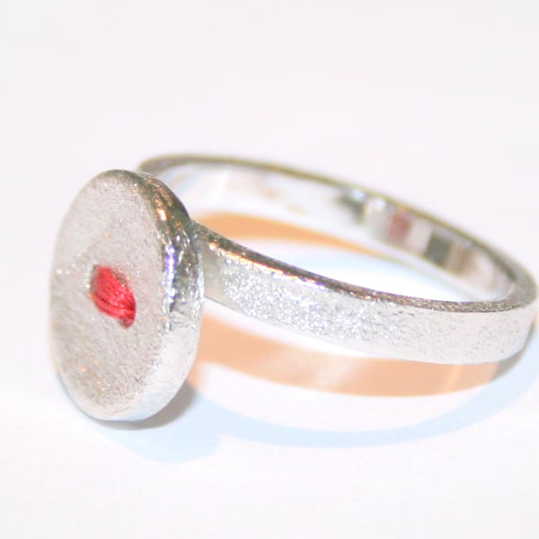 Image of Ring zilver met knoop - rode draad, te Antwerpen, ringen, Wijngaardstraat, goudsmid, verlovingring