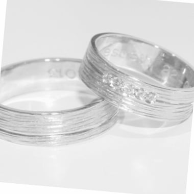 Image of Handgemaakte trouwringen met lijntjesmotief-zilver, juwelen op maat, te Antwerpen