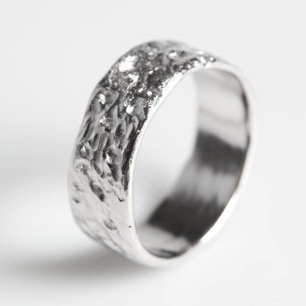 Image of Handgemaakte trouwring, zilveren trouwring, groffe structuur, juwelen Antwerpen