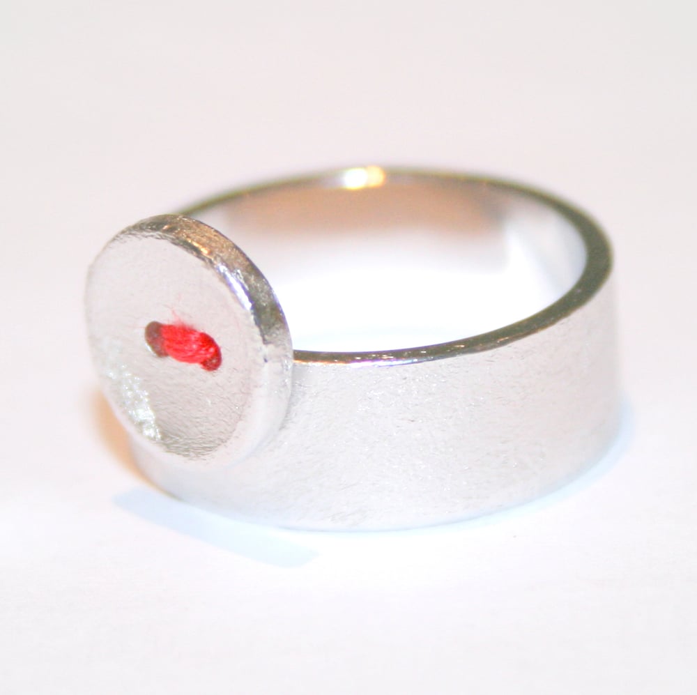 Image of Knoopjes ring met rode draad - breed model, juwelen op maat te Antwerpen