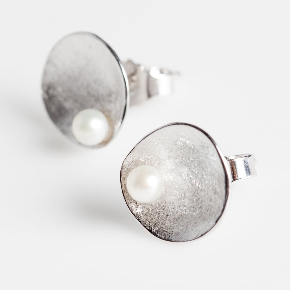 Image of Handgemaakte zilveren oorstekers met zoetwaterparels, oorbellen, goudsmid, Antwerpen