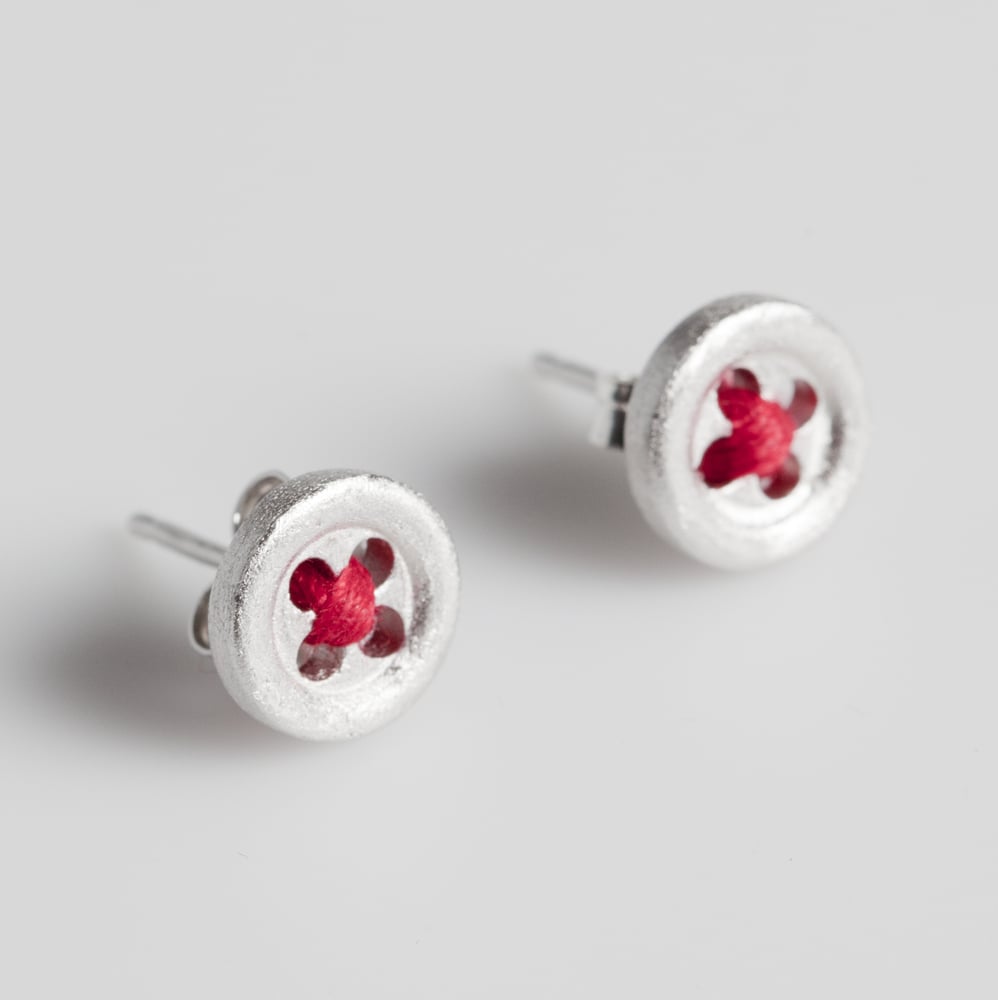 Image of Handgemaakte zilveren oorstekers met rood draadje-kruis, juwelen te Antwerpen