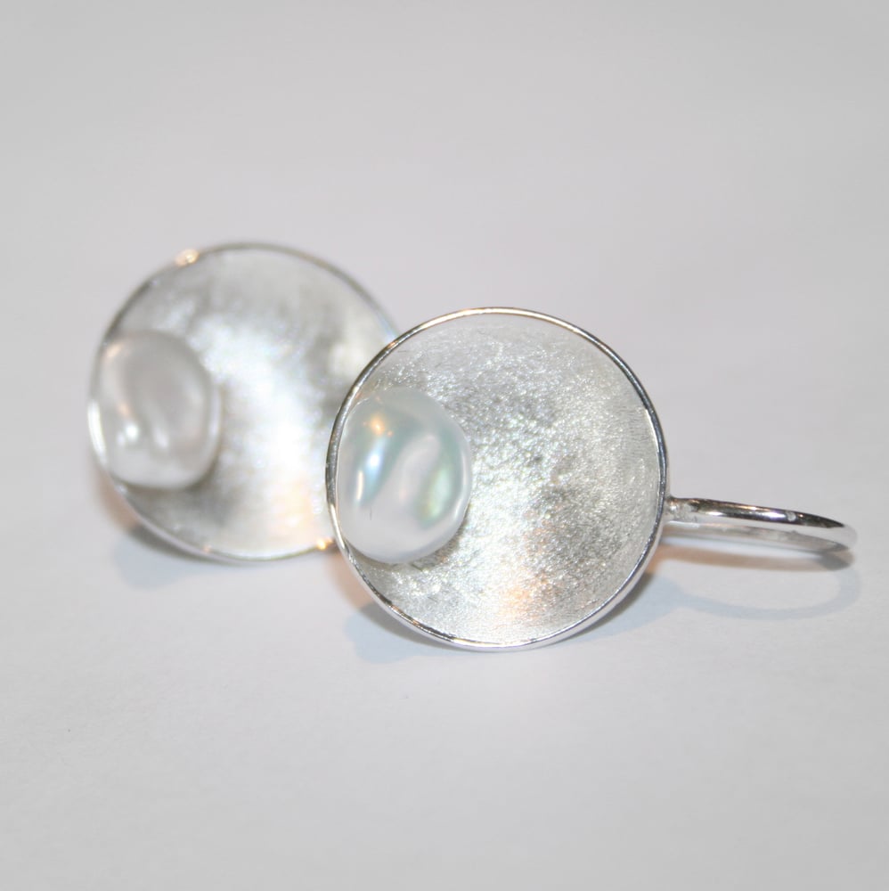 Image of Zilveren oorhangers met zoetwaterparel, oorbellen Antwerpen, zilver