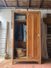 Image 4 of L’armoire parisienne aux portes coulissantes