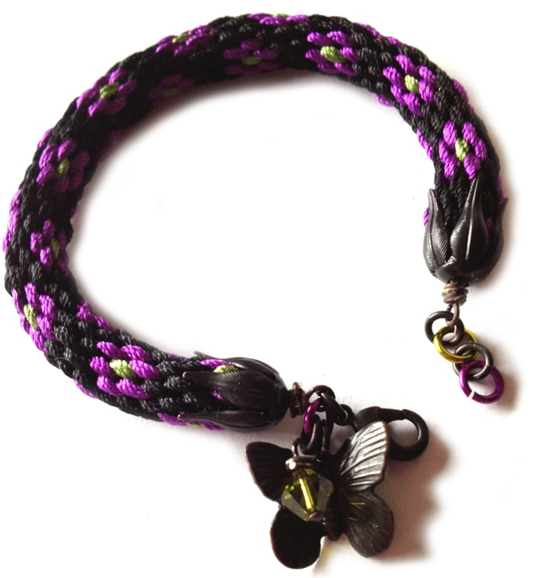 Image of Svart blomst - silkearmbånd med messingdetaljer - silk bracelet with brass details