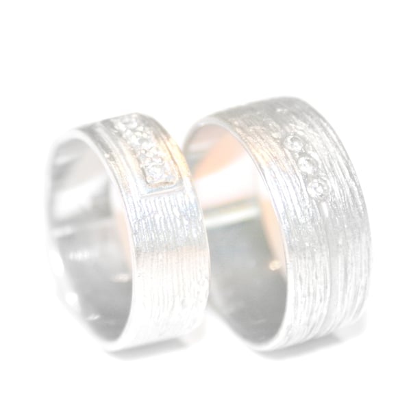 Image of Trouwringen zilver met fijne lijntjes en diamanten