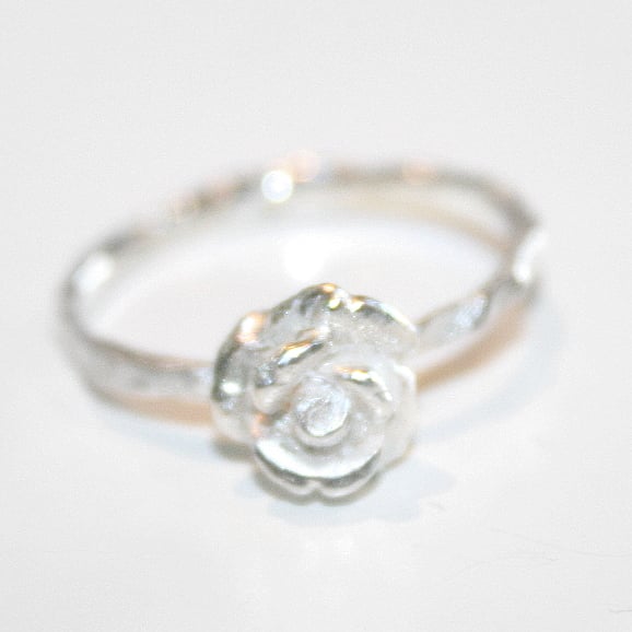 Image of Zilveren ring met fijn roosje, verkrijgbaar te Antwerpen, Wijngaardstraat 19, goudsmid Antwerpen