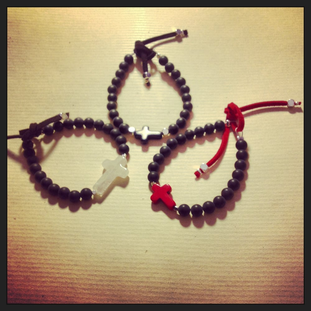 Image of Bracelet en agate mate noire et croix . 