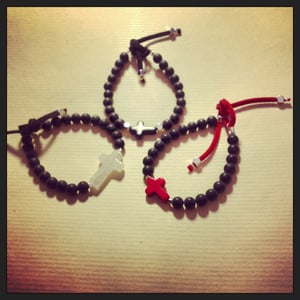 Image of Bracelet en agate mate noire et croix . 