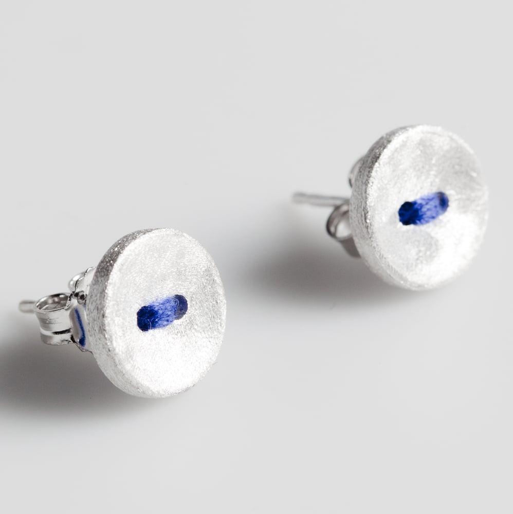 Image of Handgemaakte zilveren oorknoopjes met blauwe draad,  juwelen Antwerpen, Wijngaardstraat