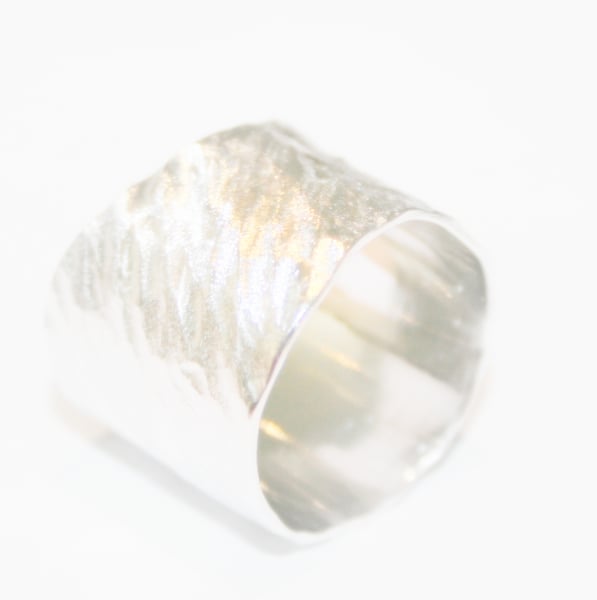 Image of Brede zilveren ring, schuin gehamerd, verkrijgbaar te Antwerpen, verlovingsring, trouwring