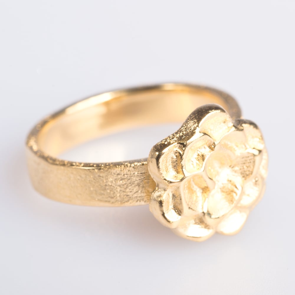 Image of Ring met bloem- zilver geel verguld, verkrijgbaar te Antwerpen, juwelen, Wijngaardstraat, Antwerpen