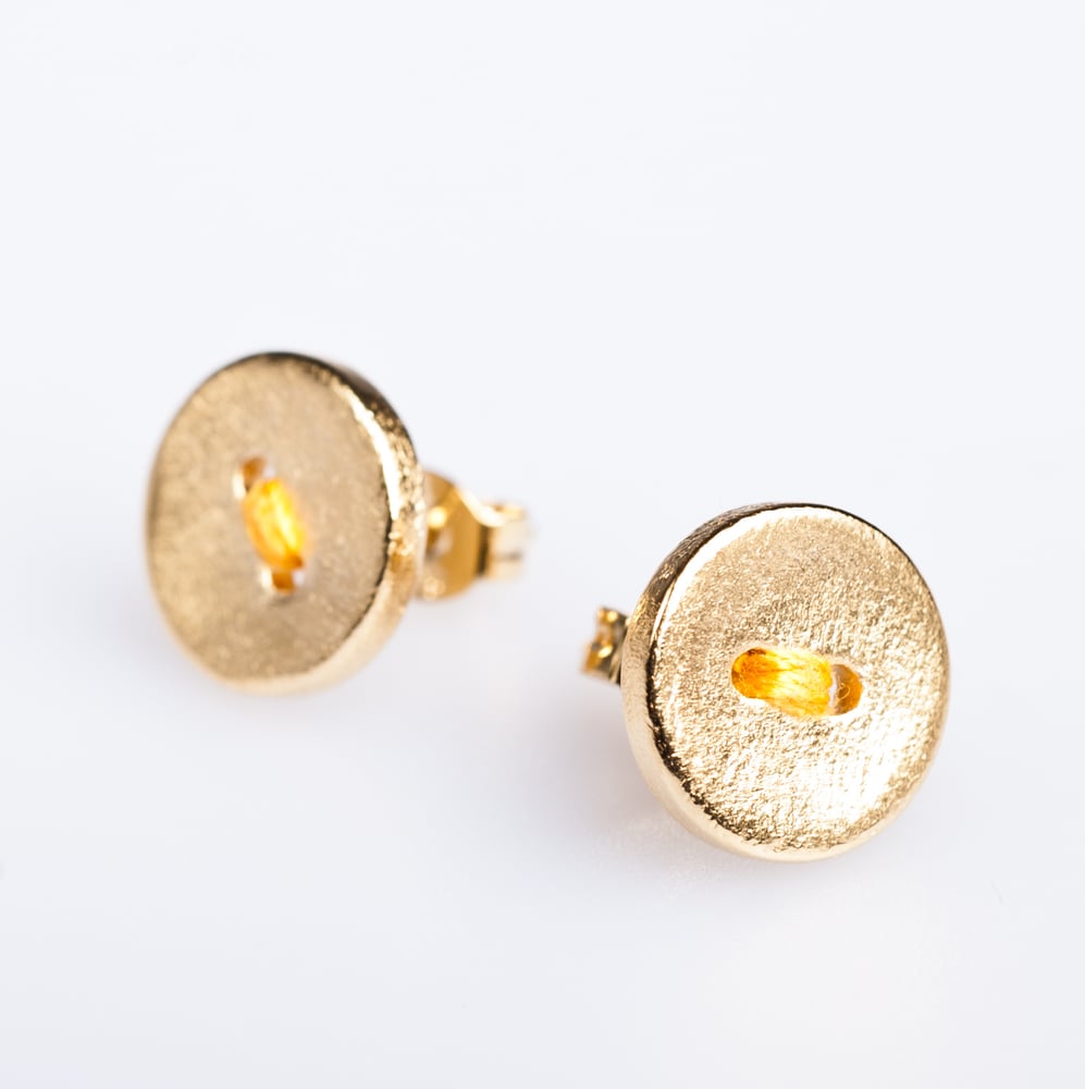 Image of Oorstekers geel verguld met okerkleurige draad,goud en zilver