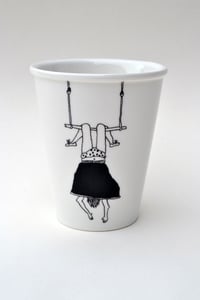 Image de Gobelet en porcelaine "petite fille au trapéze"