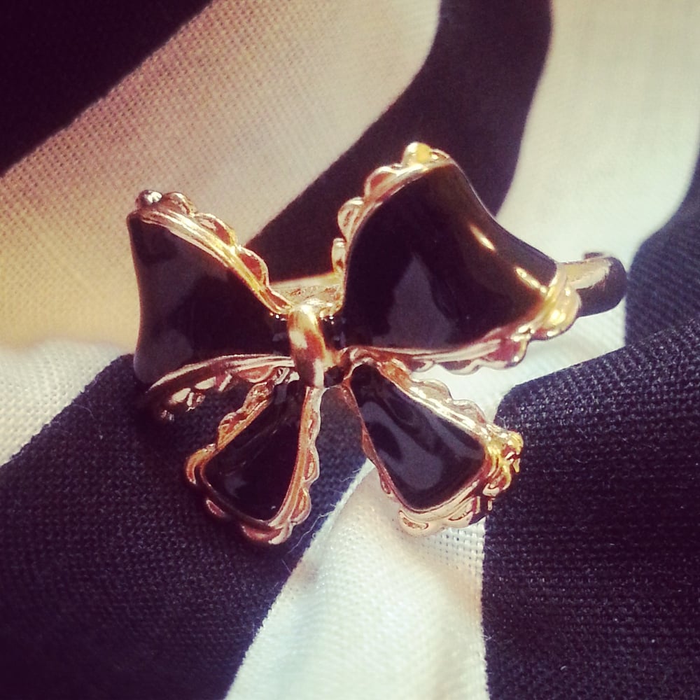 Image of BLACK AND GOLD BOW RING