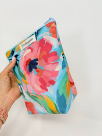 Image 2 of Trousse de toilette haute à poser fleurs peinture