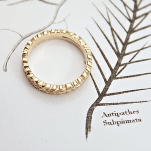 Image of 9ct gold 4mm oak leaf carved ring