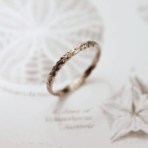 Image of 18ct white gold 2mm laurel leaf carved ring