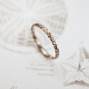 Image of 18ct white gold 2mm laurel leaf carved ring