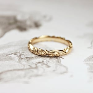 Image of 18ct gold 3mm floral carved ring