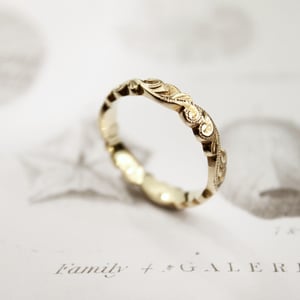 Image of 18ct gold 4mm floral carved ring
