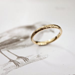 Image of 18ct gold 2mm horn texture ring