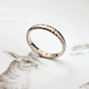 Image of 18ct white gold 3mm horn texture ring