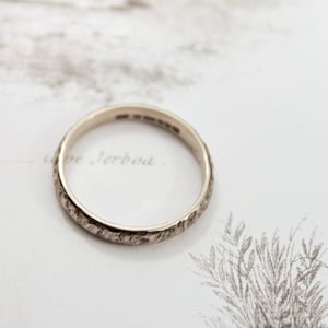 Image of 18ct white gold 3mm horn texture ring