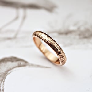 Image of 18ct rose gold, 4mm, horn texture ring