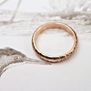 Image of 18ct rose gold 4mm horn texture ring