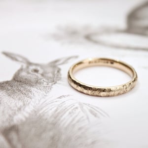 Image of 9ct gold 3mm horn texture ring