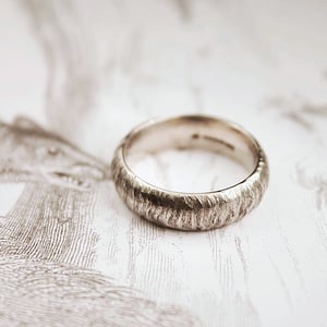 Image of 18ct white gold 6mm horn texture ring