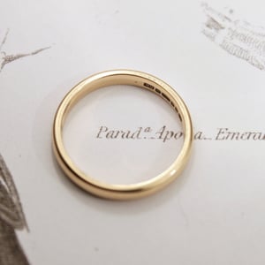 Image of 18ct gold 3mm plain court ring