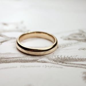 Image of 9ct gold 4mm plain court ring