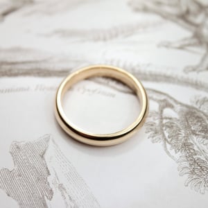 Image of 9ct gold 4mm plain court ring