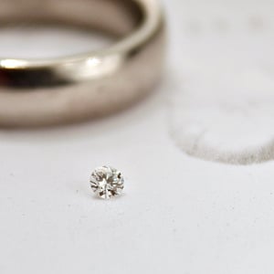 Image of 2.5mm brilliant~cut white diamond