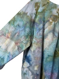 Image 8 of 1XL Cotton Pocket Forager Top in Muted Earthy Ice Dye