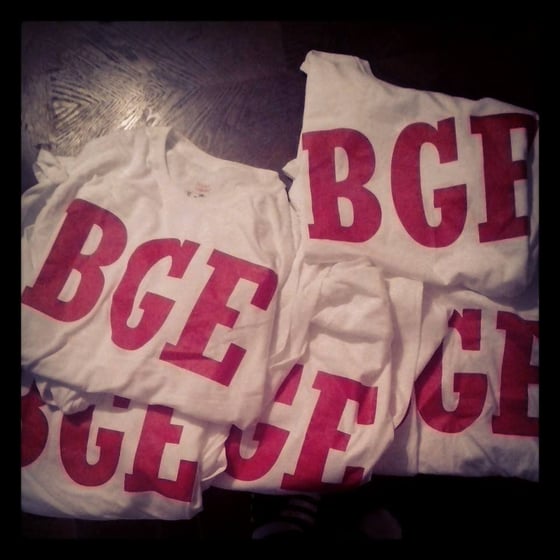 Image of WHITE BGE LOGO T-SHIRTS